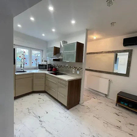 Ad Apartment *